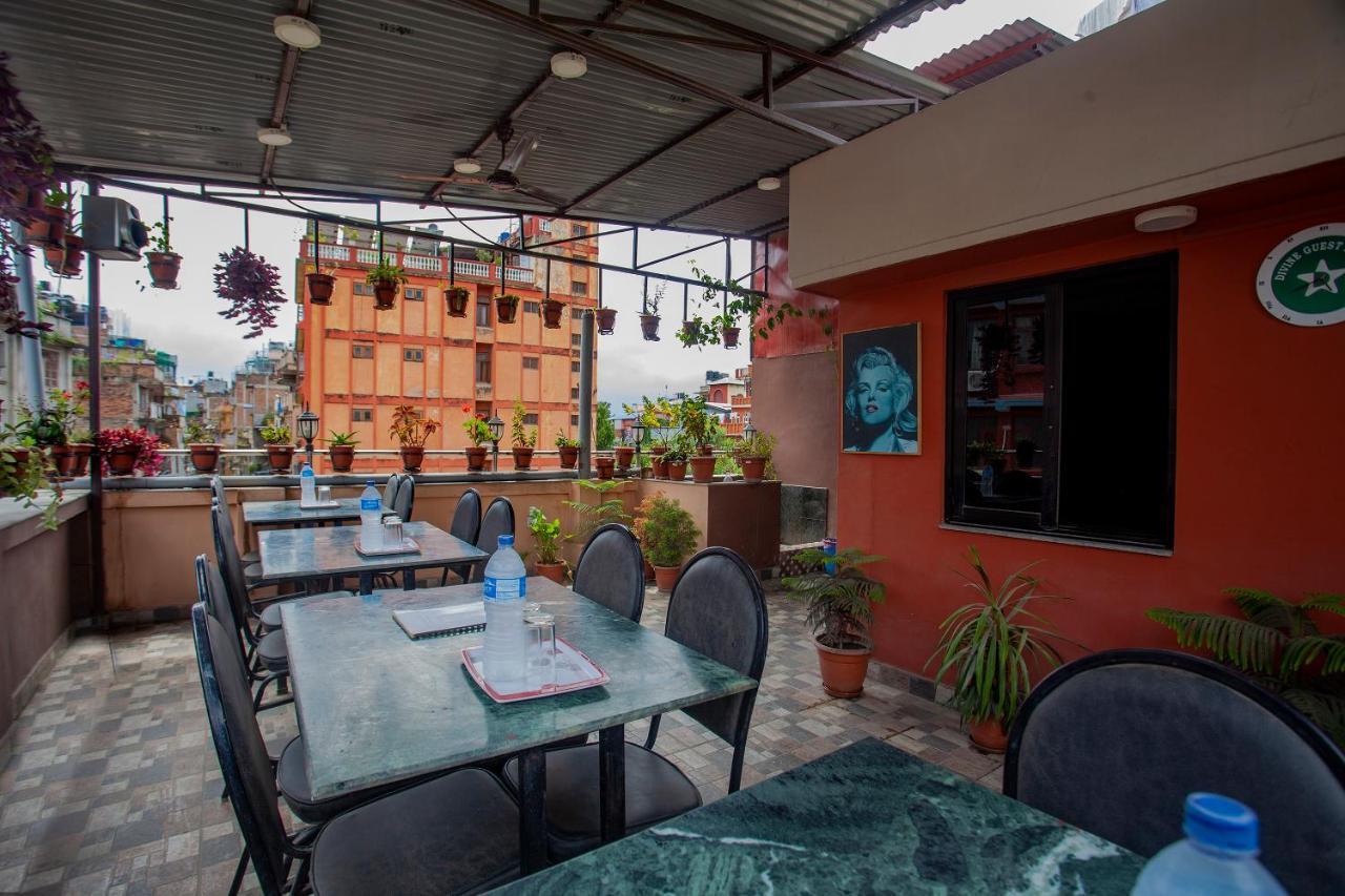 Divine Guest House Kathmandu Buitenkant foto
